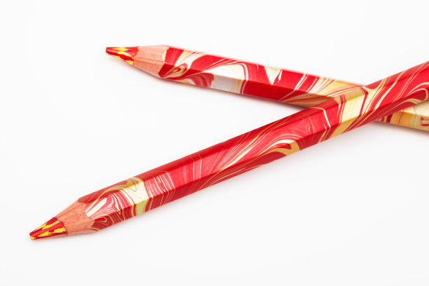 白色背景上的两支彩色铅笔图片下载