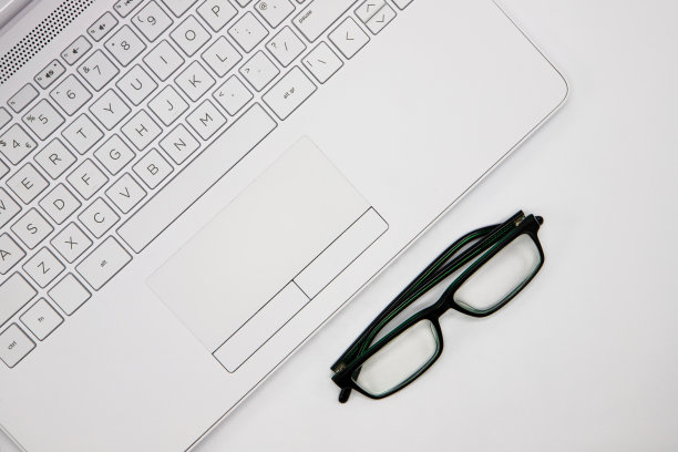 在家里工作时，可以俯视笔记本电脑和眼镜。家庭办公室的最小工作空间图片下载