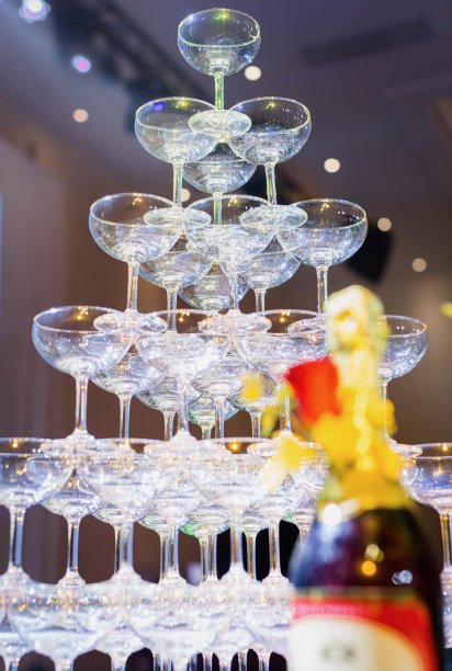 一堆陈列着的香槟酒杯和一场盛大的庆祝活动。图片下载