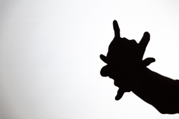 游戏的影子投射在一个白色的背景下，一个恶魔图片下载