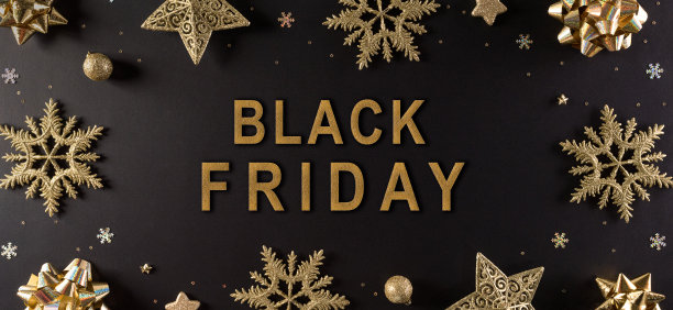 顶视图的金色雪花，星星和圣诞球在黑色的背景。黑色星期五大减价，横幅，海报作文。图片下载