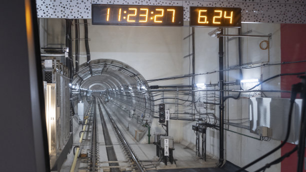 地铁、混凝土墙地下管隧道和铁路。工业设计。运输的概念。图片下载