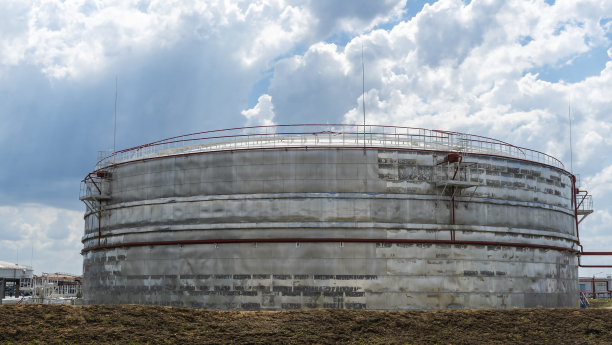 油库储罐。大型工业油箱的汽油和石油在经典的蓝天背景。石化的概念。图片下载