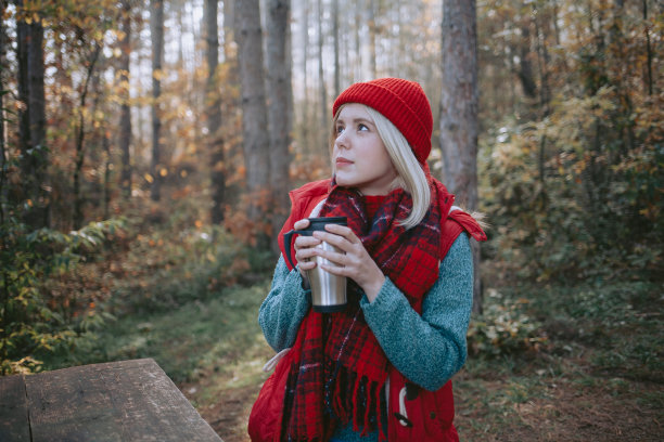 女背包客在森林里休息图片下载