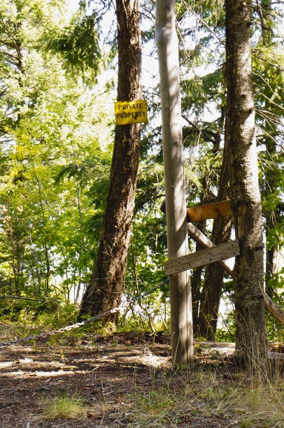 私人财产的标牌挂在树上图片下载
