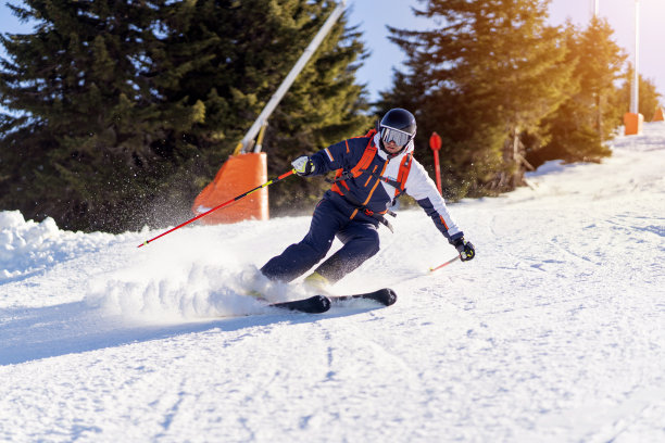 专业滑雪者转弯图片下载