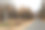 柏油路通向远方和秋天的森林。图片下载