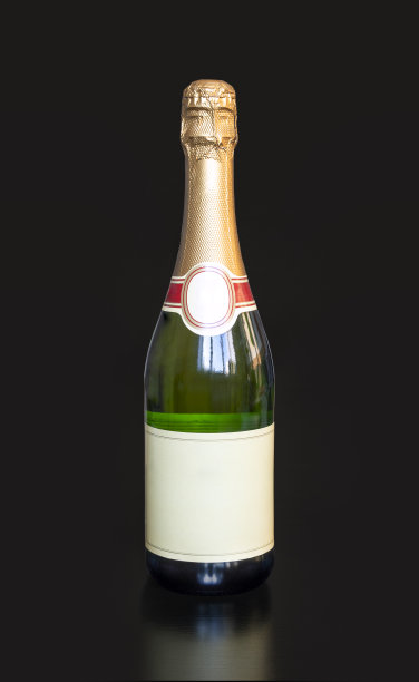 金色的香槟酒在黑色的背景为您的圣诞或新年项目。标签上用于设计或文字的空白区域。图片下载