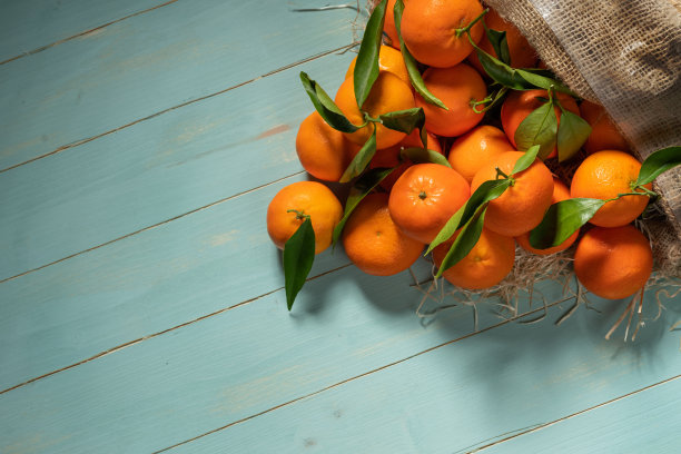 新鲜的橘子堆在木桌上图片下载