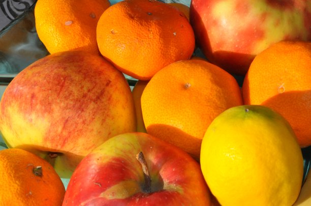 新鲜的水果放在盘子里放在太阳上图片下载