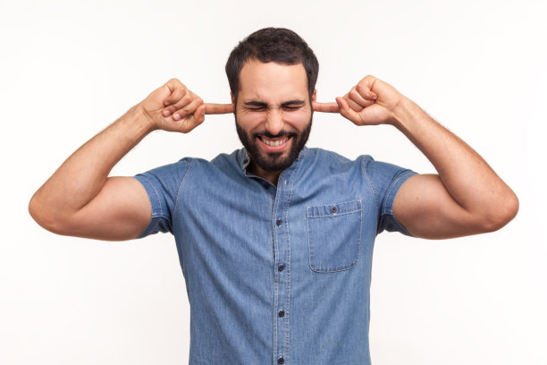 紧张易怒的男子用胡子捂住耳朵，手指紧闭双眼，避免听到吵闹的声音或尖叫图片下载