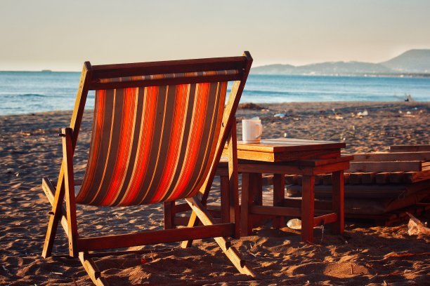 在沙滩阳光下放松图片下载