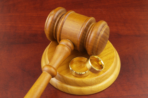重婚观念，三个结婚戒指和木槌图片下载