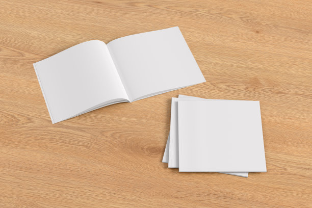 堆叠的封闭和开放的方形杂志或宣传册模型上的木制背景。图片下载