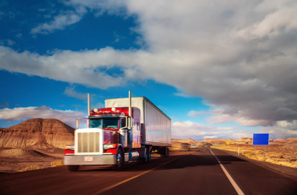 半挂车行驶在亚利桑那州沙漠的乡村公路上图片下载