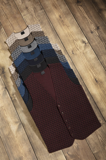 时尚背心孤立在木材背景图片下载