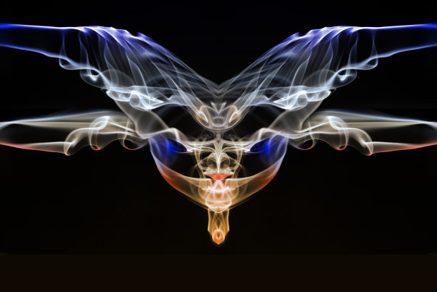 彩色抽象烟雾漩涡的黑色背景图片下载