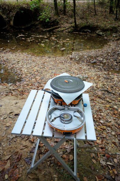 在树林溪边的野营炉上做饭图片下载
