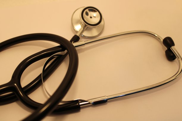 听诊器检查病人的医疗仪器图片下载