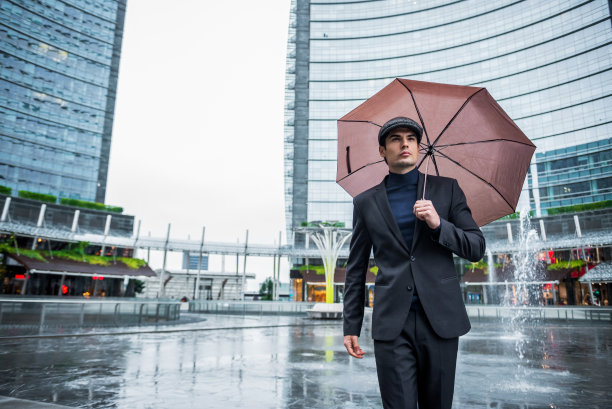 商人在雨天穿过城市图片下载