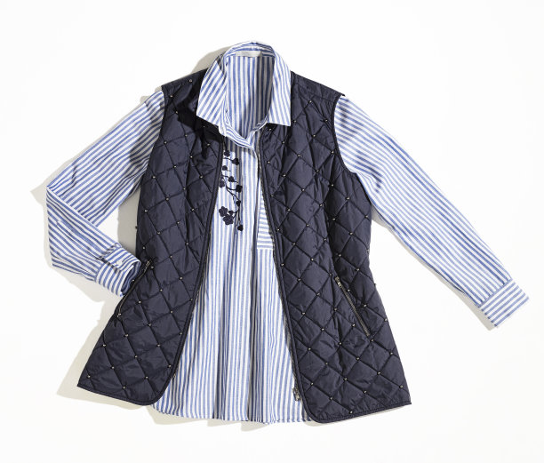 时尚的条纹衬衫和背心夹克孤立的白色背景图片下载