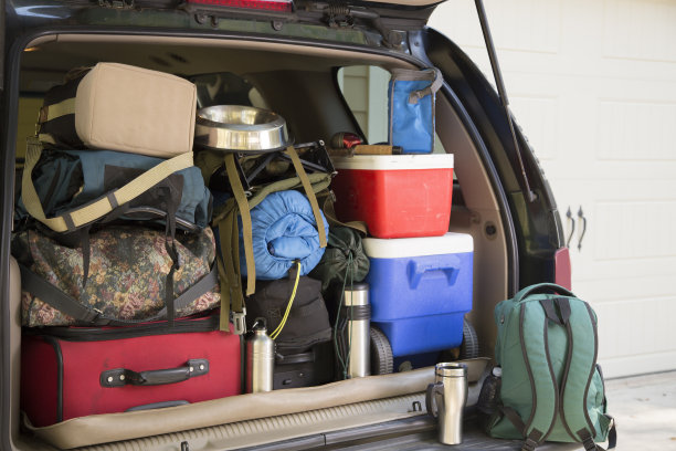 野营度假旅行的打包车辆。图片下载