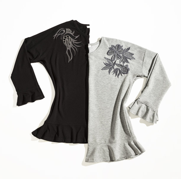 时尚的长袖t恤孤立的白色背景图片下载