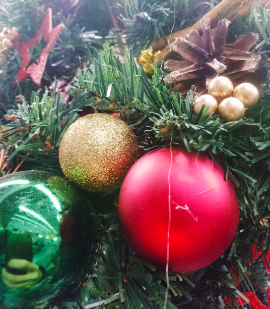 彩球挂在圣诞树的树枝上。图片下载