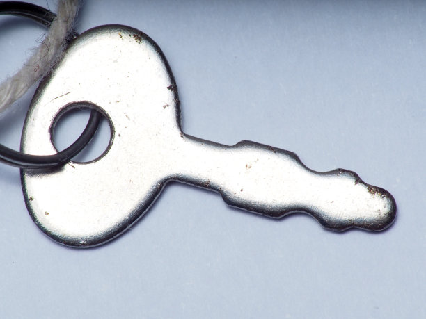 特写拍摄的银色小钥匙图片下载