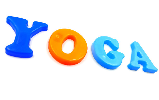 色彩斑斓的瑜伽词孤立在白色的背景上图片下载