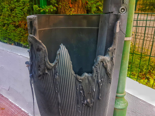 故意破坏的塑料垃圾桶图片下载