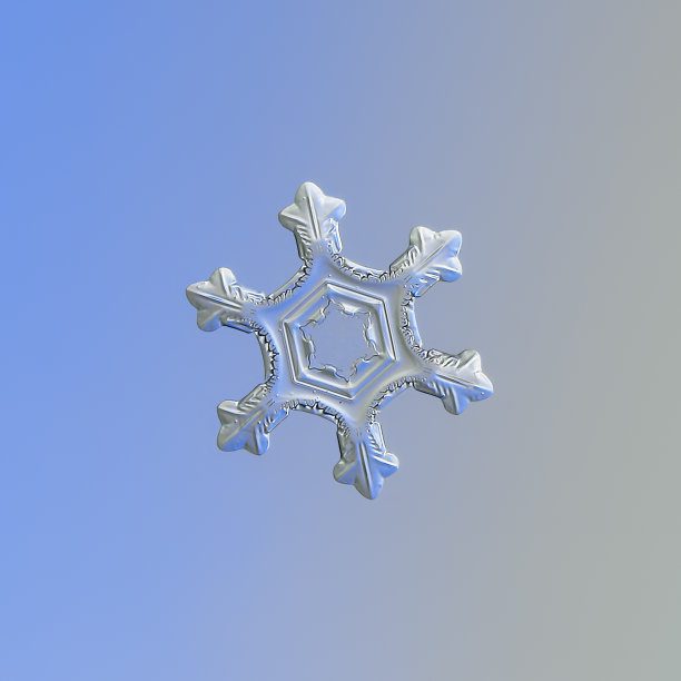 真实的雪花在平滑的梯度背景图片下载