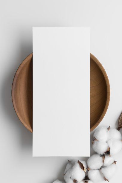 菜单卡模型在木板上与干棉花枝，4x9比例。图片下载