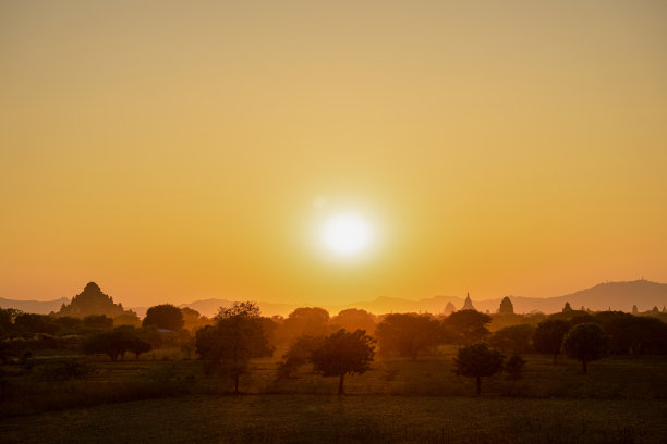 在曼德勒地区的蒲甘寺庙考古区，古老的田野宝塔的戏剧性日出视图图片下载