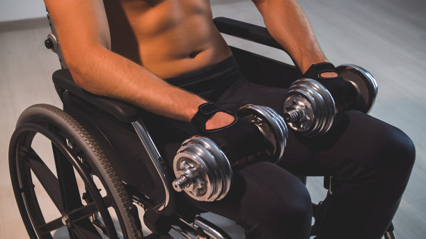 轮椅上的运动员用哑铃工作图片下载