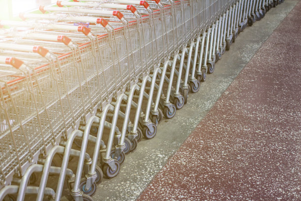 许多大车整齐地堆放在一起。它由不锈钢制成，由红色塑料组成。图片下载