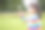 年轻的女孩在夏日的早晨吹蒲公英图片下载