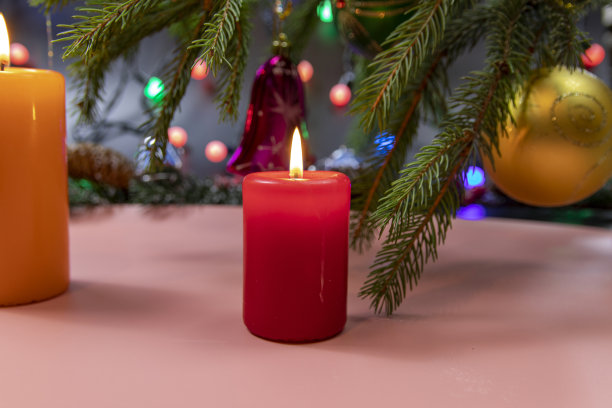 圣诞作文用冷杉树枝，红球用圣诞燃烧的蜡烛图片下载