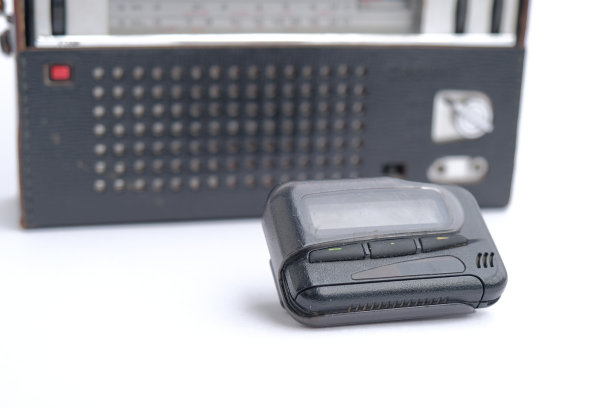 寻呼机，老式的寻呼机。传呼机以老式收音机为背景图片下载