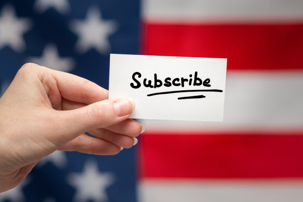 在卡片上订阅文本。美国国旗的背景。图片下载
