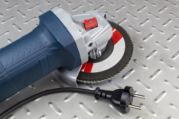 电动研磨机的碎片，用锆盘进行金属加工。图片下载