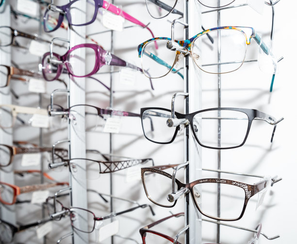 和眼镜一起站在光学商店图片下载