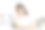 在学校里，亚洲学生坐在木桌上对着镜头微笑。泰国学生坐在食堂的木椅上。图片下载