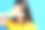 微笑的漂亮女人衣服眼睛用手，看透过手指用一只眼睛图片下载