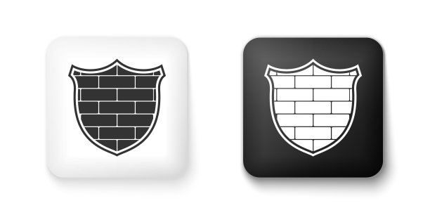 黑白盾牌与网络安全砖墙图标隔离在白色背景。数据保护的象征。防火墙的标志。网络保护。方形按钮。向量图片下载