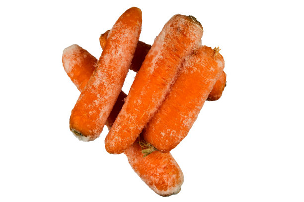 白色背景上孤立的橙色冷冻胡萝卜。图片下载