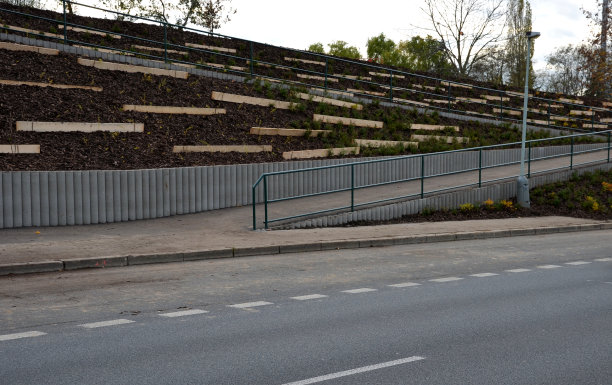 种植灌木植被来稳定斜坡。为了防止树皮因侵蚀而滑落，整座山由木板和金属钉支撑。图片下载