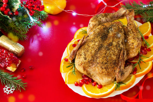 寒假餐桌圣诞大餐。红底烤火鸡。副本的空间。图片下载