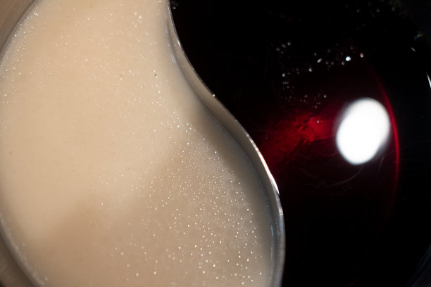 特别制作的汤底组合锅，有两种口味的热汤。近距离图片下载