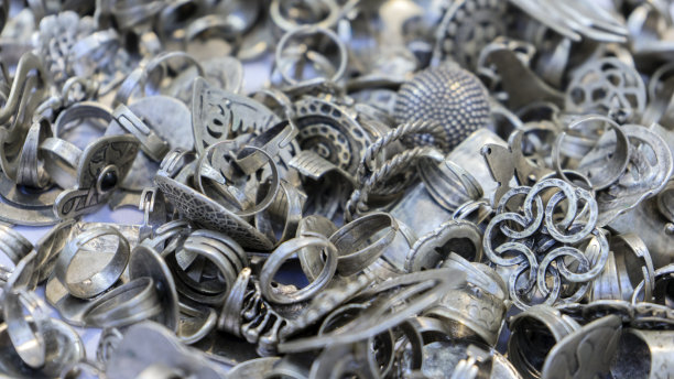 背景由许多环组成。关闭了。图片下载